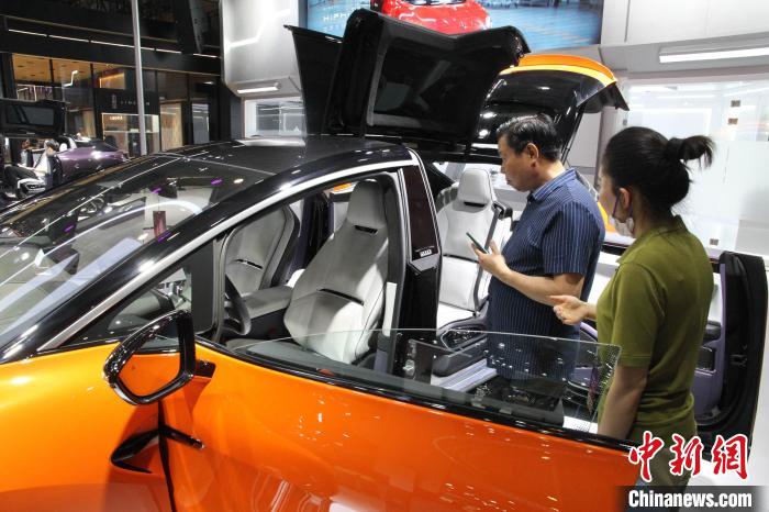 车展吸引观展者驻足。　衣冠超 摄