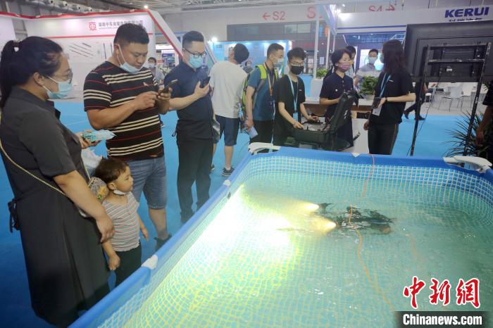 海博会上，参展商现场演示其行业级水下机器人。　蔡亚群 摄