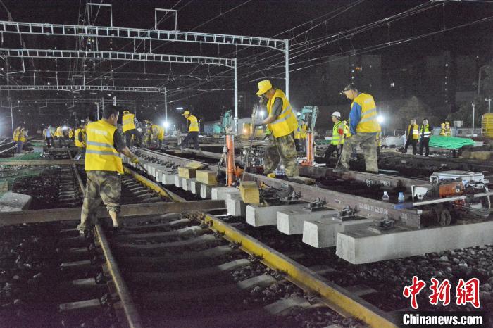 道岔平移。　林洁琪 摄