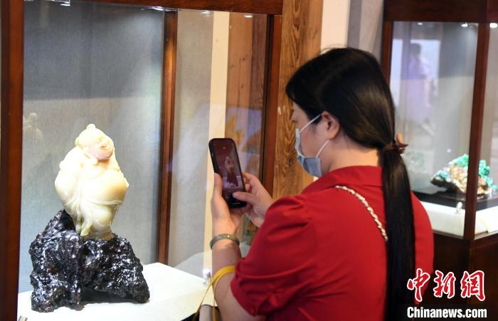 此次展览吸引观众观展。　记者刘可耕 摄