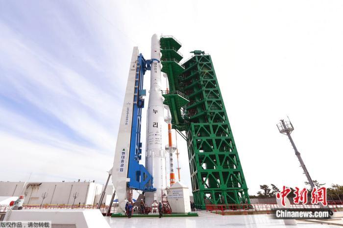 资料图：“世界”号运载火箭竖立在发射架上。