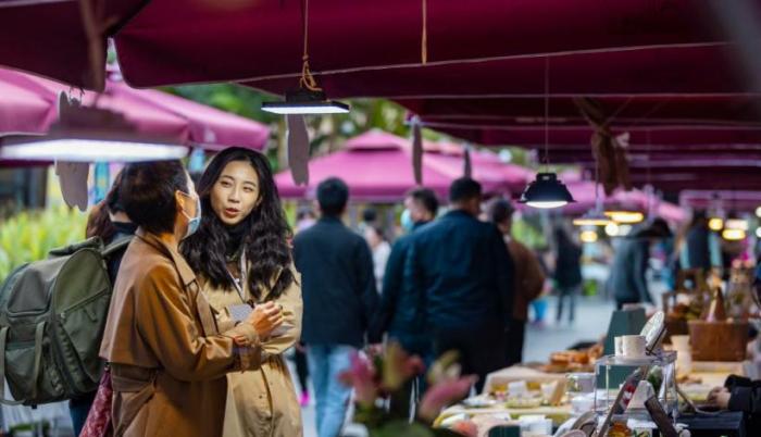 融“创意集市＋线下商城＋线上旗舰店＋直播基地＋智造工坊”为一体的景德镇陶溪川。