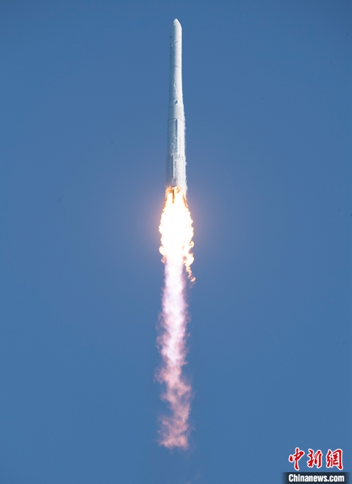 当地时间6月21日，韩国政府宣布，韩国自主研发的运载火箭“世界号”于当日成功发射，火箭搭载的卫星进入预定轨道。图为火箭升空。 <a target='_blank' href='/'>中新社</a>发 韩国航空宇宙研究院 供图