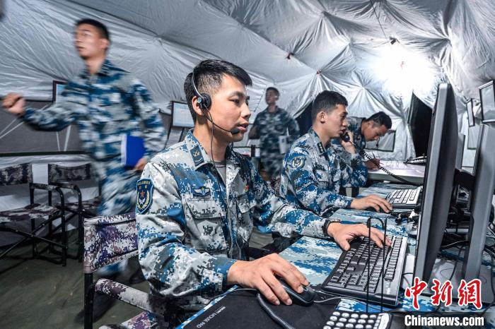 指挥室内协同处置空情。　陈法朗 摄