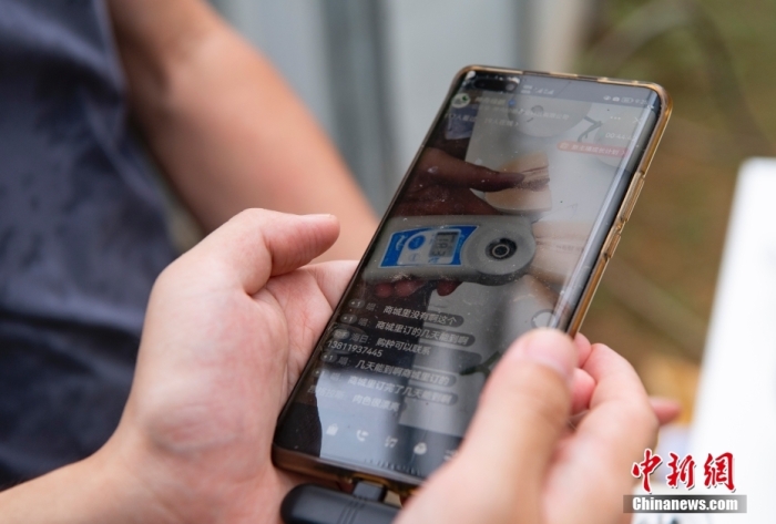 6月22日，北京市通州区一处农业大棚内，工作人员正通过网络直播的方式推介瓜果。为进一步加强网络主播职业道德建设，规范从业行为，中国国家广播电视总局、文化和旅游部当日共同发布《网络主播行为规范》，明确在直播中不得出现的31种行为，同时还将建立健全网络主播信用评价体系。 <a target='_blank' href='/'>中新社</a>记者 侯宇 摄