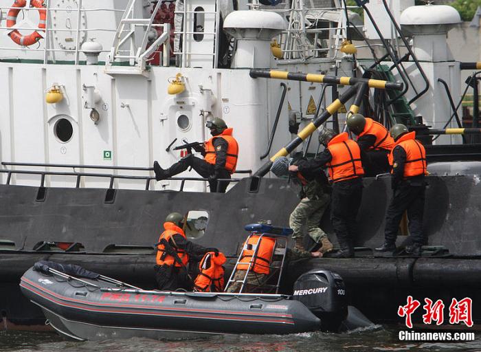资料图:俄罗斯加里宁格勒,俄特种部队举行反恐演习。图片来源:CFP视觉中国 资料图:俄罗斯加里宁格勒,俄特种部队举行反恐演习。图片来源:CFP视觉中国