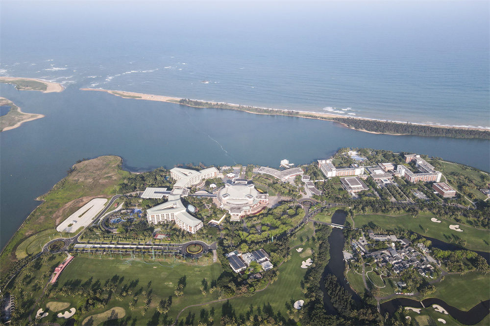 博鳌亚洲论坛永久会址(4月9日摄,无人机照片)。新华社记者 张丽芸 摄 博鳌亚洲论坛永久会址(4月9日摄,无人机照片)。新华社记者 张丽芸 摄