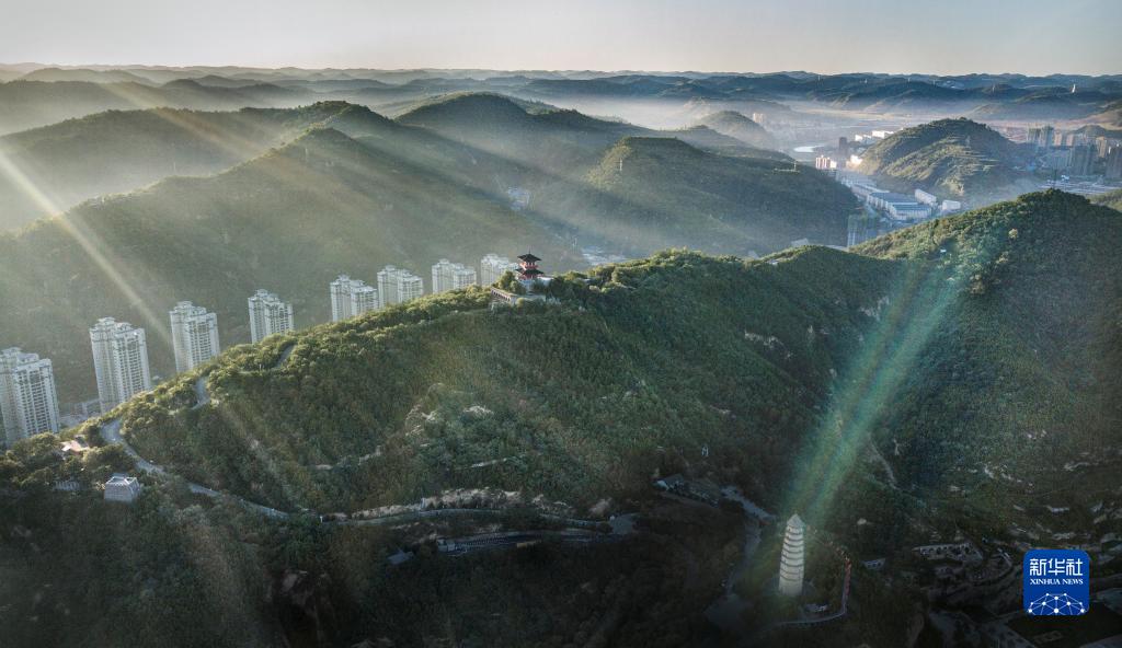 这是2019年8月29日拍摄的被绿色环绕的陕西省延安市宝塔山(无人机照片)。 新华社记者陶明摄 这是2019年8月29日拍摄的被绿色环绕的陕西省延安市宝塔山(无人机照片)。 新华社记者陶明摄