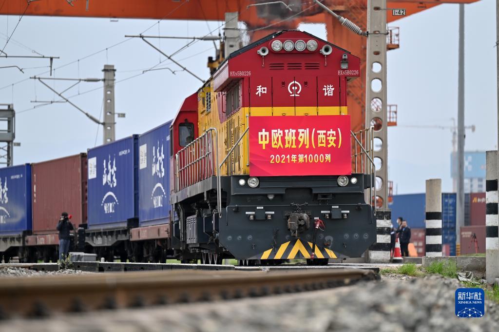 2021年4月13日,X9041次中欧班列(西安)从西安国际港站出发。 新华社记者 李一博 摄 2021年4月13日,X9041次中欧班列(西安)从西安国际港站出发。 新华社记者 李一博 摄
