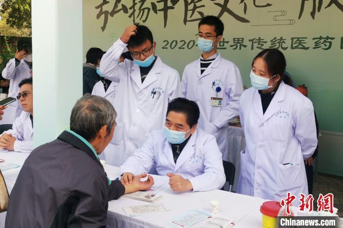 资料图：中医专家在为市民进行问诊把脉。　李明明 摄