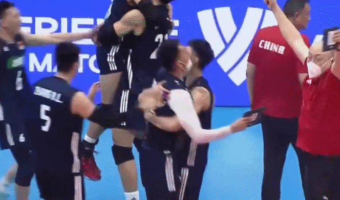 中国男排战胜巴西男排。
