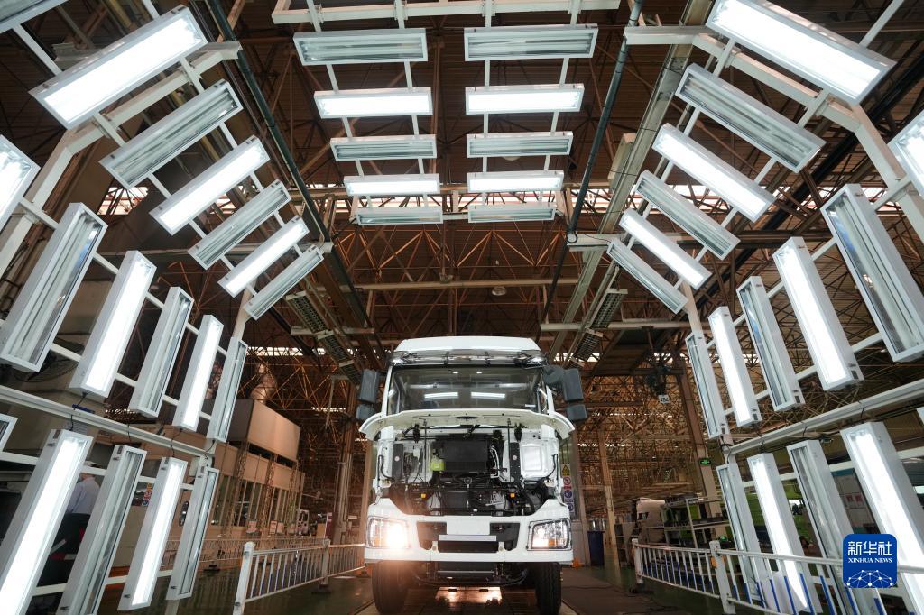5月24日,在陕西汽车控股集团有限公司总装车间,一辆装配完毕的陕汽重型卡车等待验收。 新华社记者 李一博 摄 5月24日,在陕西汽车控股集团有限公司总装车间,一辆装配完毕的陕汽重型卡车等待验收。 新华社记者 李一博 摄