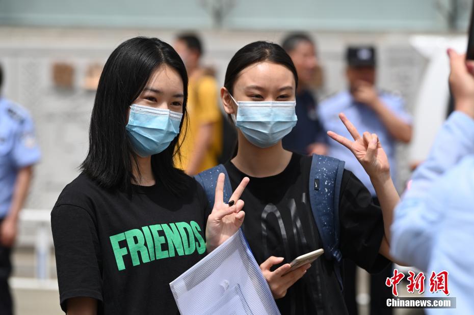 资料图:两位考生合影留念。<a target='_blank' href='/'>中新社</a>记者 刘文华 摄 资料图:两位考生合影留念。<a target='_blank' href='/'>中新社</a>记者 刘文华 摄