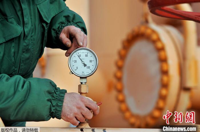 资料图:匈牙利一天然气运输公司员工检查天然气管道压力。 资料图:匈牙利一天然气运输公司员工检查天然气管道压力。