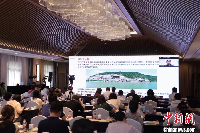 龙门石窟研究院专家介绍龙门石窟奉先寺的保护与监测。　杭州西湖世界文化遗产监测管理中心供图