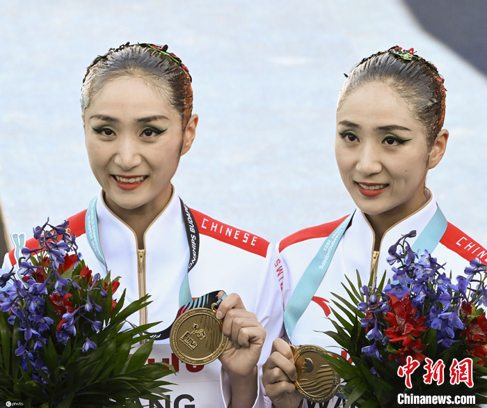 当地时间2022年6月23日，匈牙利布达佩斯，2022布达佩斯游泳世锦赛花样游泳女子双人自由自选颁奖仪式。王柳懿、王芊懿夺得金牌。