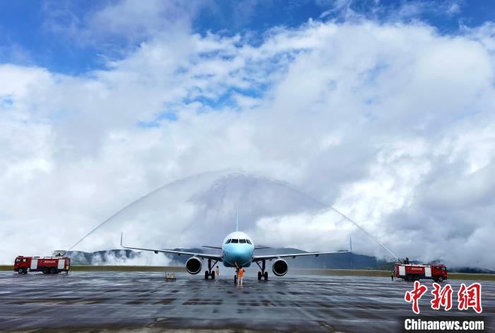 图为当地准备了“过水门”礼仪迎接航班复航。 重庆机场集团有限公司供图 图为当地准备了“过水门”礼仪迎接航班复航。 重庆机场集团有限公司供图