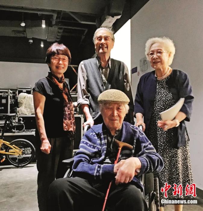 2016年7月15日，《冬之旅》上海演出期间，蓝天野(后中)与秦怡(后右)、白桦(前)、万方合影。<a target='_blank' href='/'>中新社</a>发 万方 供图

