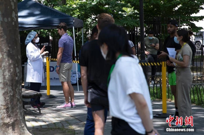 当地时间6月24日，美国纽约市政府在曼哈顿开设临时诊所，为易感人群接种猴痘疫苗。图为公众咨询猴痘疫苗接种事项。 <a target='_blank' href='/'>中新社</a>记者 廖攀 摄