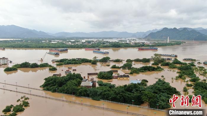 图为6月22日,广东省清远市英德市大站镇,临近北江低洼处房屋被洪水浸泡。<a target='_blank' href='/'>中新社</a>记者 陈楚红 摄
图为6月22日,广东省清远市英德市大站镇,临近北江低洼处房屋被洪水浸泡。<a target='_blank' href='/'>中新社</a>记者 陈楚红 摄