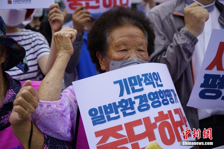 图为示威群众。 <a target='_blank' href='/'>中新社</a>记者 刘旭 摄 图为示威群众。 <a target='_blank' href='/'>中新社</a>记者 刘旭 摄