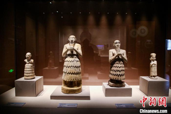 祭拜者雕像 中国文物交流中心供图