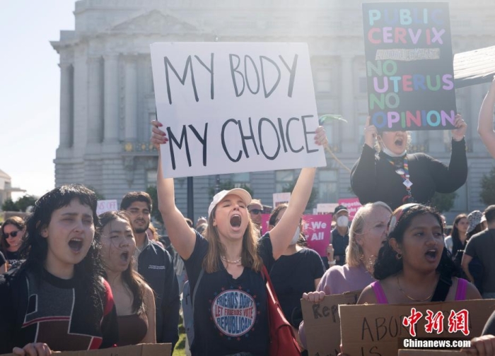 当地时间6月24日，美国旧金山民众聚集在市政厅前，抗议美联邦最高法院推翻罗诉韦德案。美国联邦最高法院当日推翻了保护女性堕胎权的罗诉韦德案，意味着女性堕胎权将不再受到美国宪法保护。消息一出，美国多地爆发抗议活动。 <a target='_blank' href='/'>中新社</a>记者 刘关关 摄