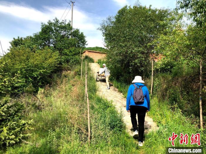 台青走村入户。 受访者 供图 台青走村入户。 受访者 供图