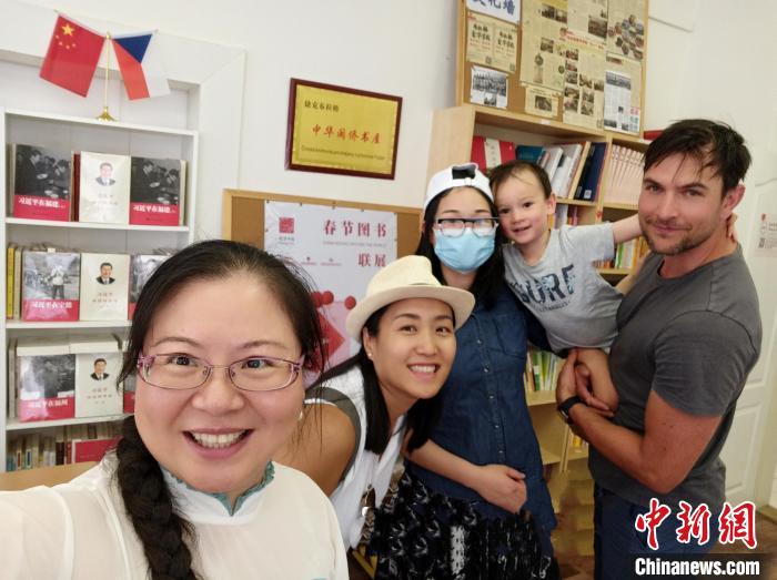 三个捷克家庭来到闽侨书屋活动现场。　福建省出版对外贸易有限责任公司供图