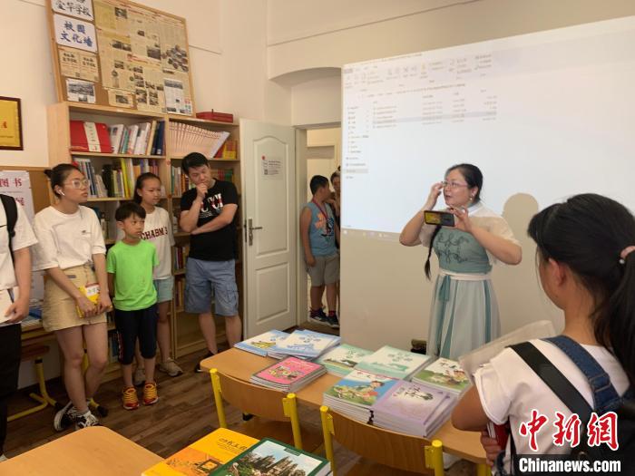 活动免费赠送大量中文书籍，主办方期待更好传播中华文化。　福建省出版对外贸易有限责任公司供图