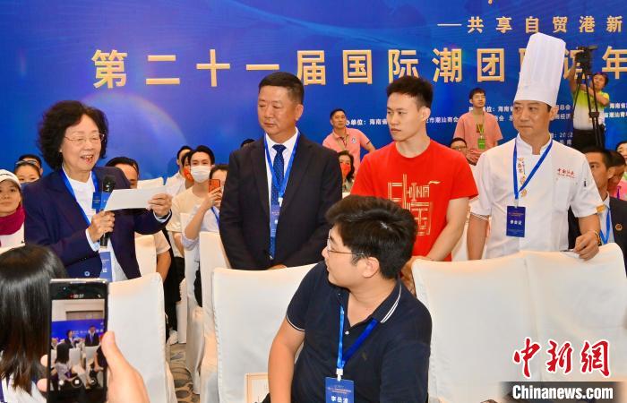 潮剧国家级传承人姚璇秋(左一)向广大海内外乡亲发出“2024之约”。　柯晓 摄