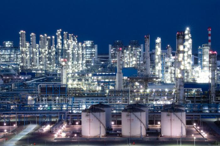 这是宁东能源化工基地国家能源集团宁夏煤业公司400万吨煤制油项目夜景(6月22日摄)。新华社记者 冯开华 摄