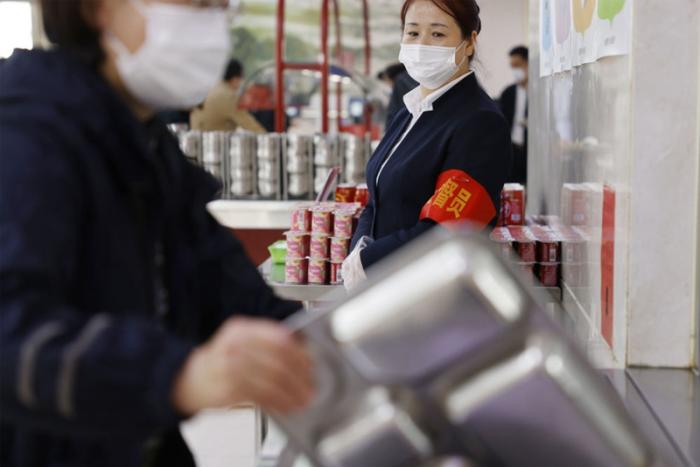 ↑在某中央国家机关食堂，工作人员监督提示就餐员工落实“光盘行动”(2020年10月26日摄)。