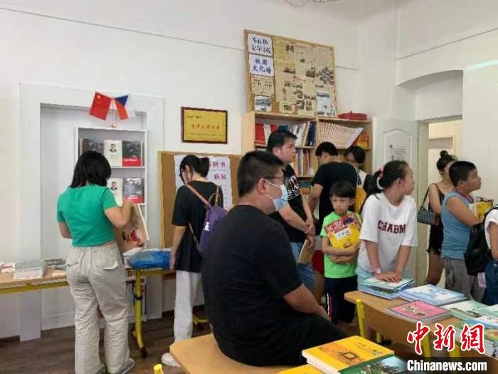 捷克布拉格爱华学校举行首届读书节是海峡读者节的首场海外活动。　福建省出版对外贸易有限责任公司供图