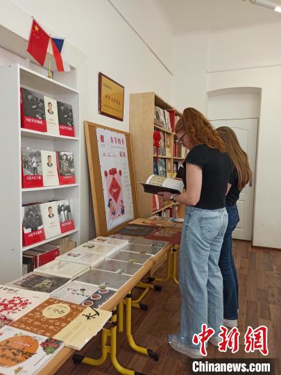 美国姐妹花喜欢中文图书。　福建省出版对外贸易有限责任公司供图