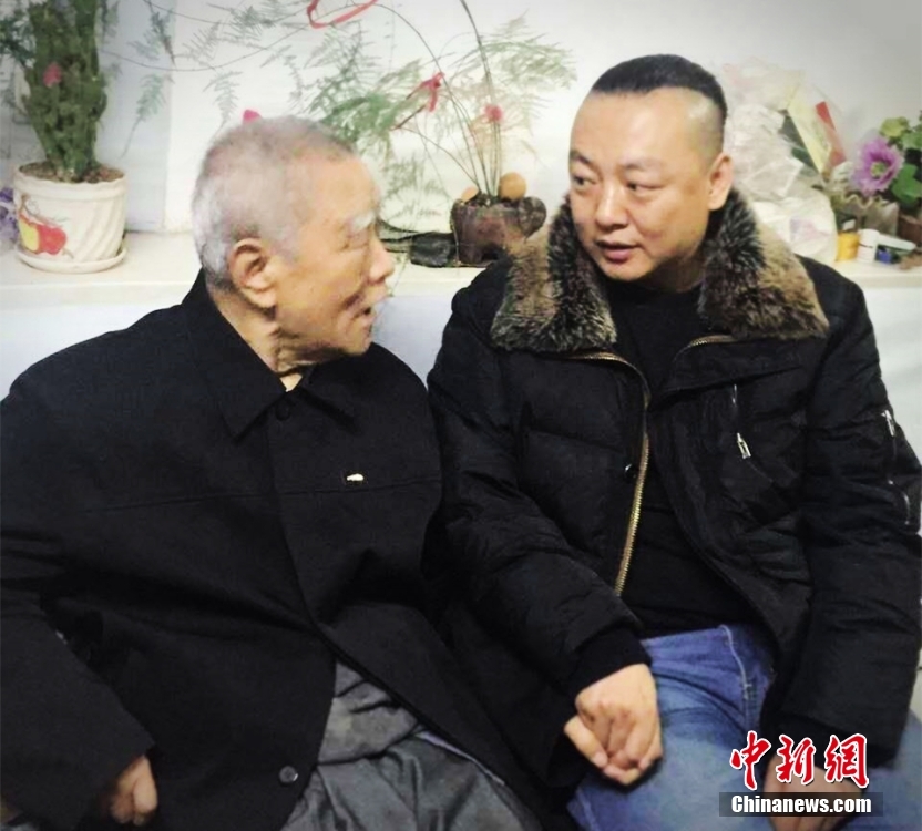 资料图为阿克善前往满族聚居村落“采风”。 <a target='_blank' href='/'>中新社</a>发 受访者 供图