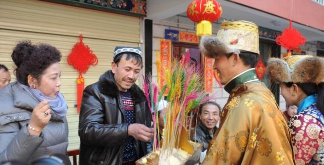 2016年2月，藏族民众与回族朋友同庆藏历新年。	<a target='_blank' href='/'>中新社</a>记者 贡嘎来松 摄