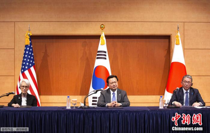 资料图:6月8日,美国副国务卿谢尔曼、韩国外交部第一次官(副部长)赵贤东和日本外务省事务次官森健良在韩国首尔举行联合记者会。 资料图:6月8日,美国副国务卿谢尔曼、韩国外交部第一次官(副部长)赵贤东和日本外务省事务次官森健良在韩国首尔举行联合记者会。