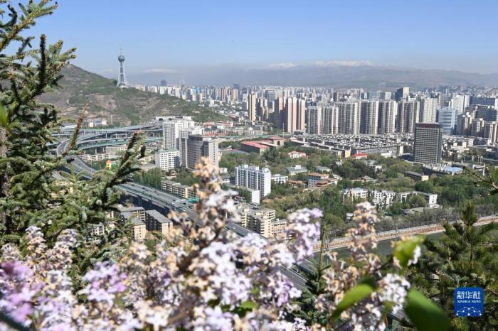 这是2022年5月5日在青海省西宁市南山公园拍摄的西宁市城区。新华社记者 范培珅 摄 这是2022年5月5日在青海省西宁市南山公园拍摄的西宁市城区。新华社记者 范培珅 摄