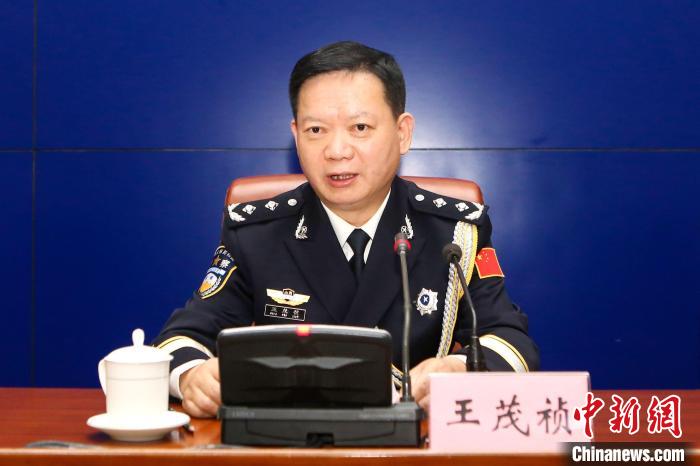 济南市副市长、市公安局局长王茂祯介绍相关情况。 孙婷婷 摄 济南市副市长、市公安局局长王茂祯介绍相关情况。 孙婷婷 摄