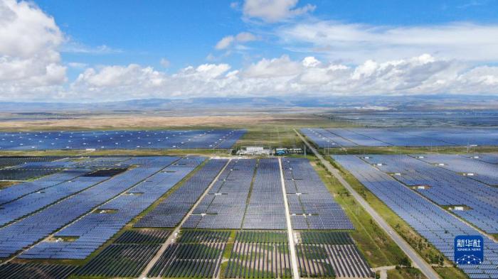这是2020年8月17日在青海省海南藏族自治州共和县塔拉滩绿色产业发展园区拍摄的光伏电站(无人机照片)。新华社记者 张龙 摄 这是2020年8月17日在青海省海南藏族自治州共和县塔拉滩绿色产业发展园区拍摄的光伏电站(无人机照片)。新华社记者 张龙 摄