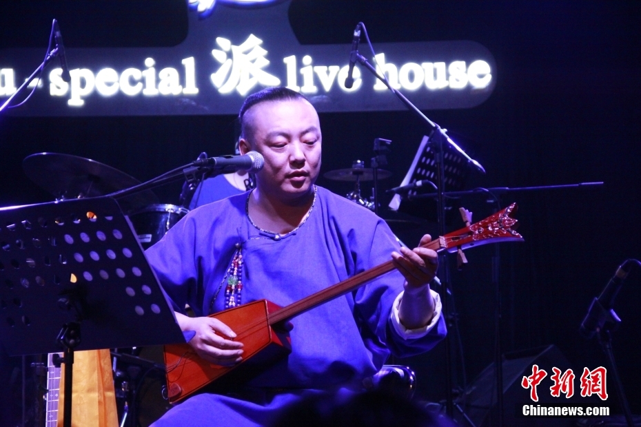 资料图为阿克善演奏满族传统乐器。 <a target='_blank' href='/'>中新社</a>发 受访者 供图