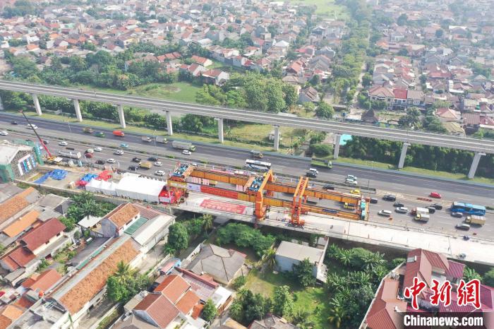 图为最后一榀箱梁架设。(无人机照片) 陶塬羽 摄