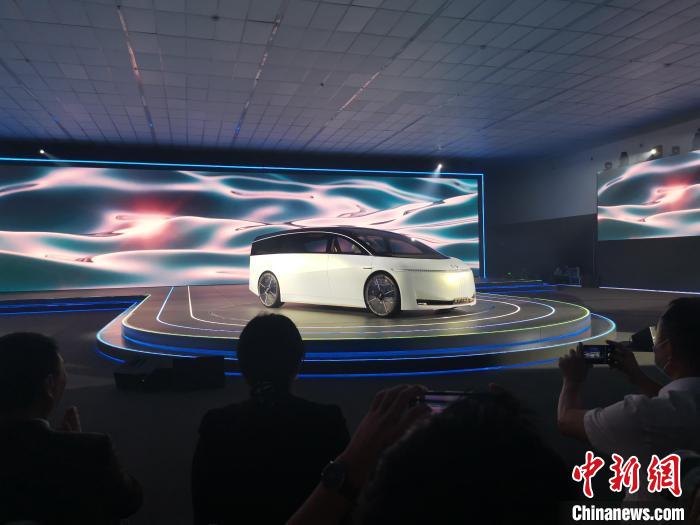 6月28日，广汽集团发布了多项可落地量产的研发成果。图为全新氢能概概念车“绿境SPACE”。　王华 摄