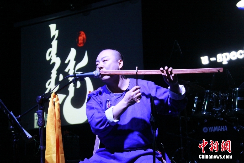 资料图为阿克善演奏满族传统乐器弓胡。 <a target='_blank' href='/'>中新社</a>发 受访者 供图