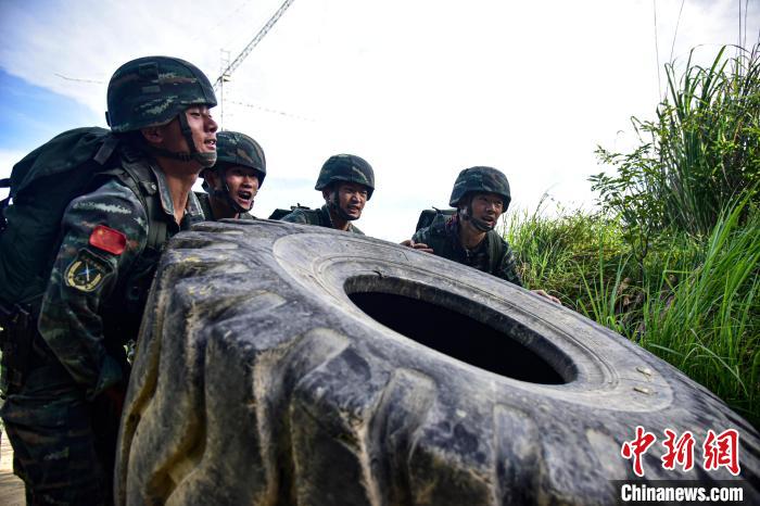参赛队员构筑掩体。 全叶郴 摄 参赛队员构筑掩体。 全叶郴 摄