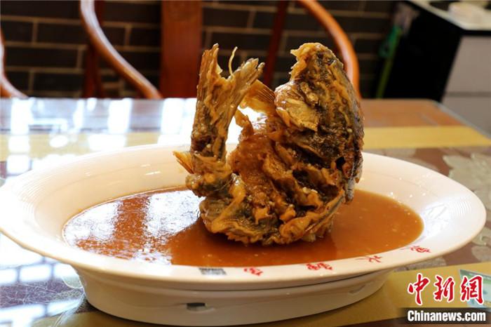 逢洞房花烛、金榜题名这样的人生喜事，山东宴席上“跃龙门”造型的糖醋鲤鱼是必点头牌菜，寓意一跃入龙门。