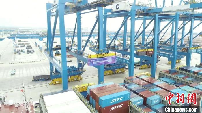 图为广西北部湾港钦州自动化集装箱码头正在作业。　王以照 摄
