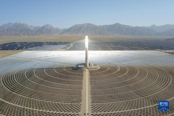 这是2022年6月8日在青海省海西蒙古族藏族自治州德令哈市光伏(光热)产业园拍摄的青海中控德令哈50兆瓦光热电站(无人机照片)。新华社记者 范培珅 摄 这是2022年6月8日在青海省海西蒙古族藏族自治州德令哈市光伏(光热)产业园拍摄的青海中控德令哈50兆瓦光热电站(无人机照片)。新华社记者 范培珅 摄