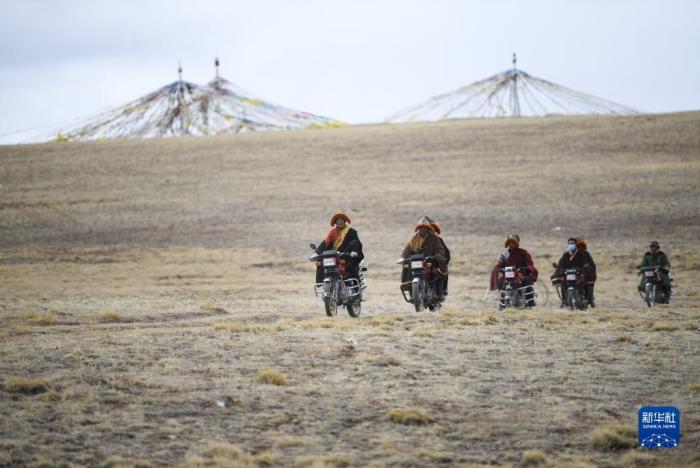 2022年4月21日,在青海省玉树藏族自治州曲麻莱县麻多乡约古宗列曲附近,生态管护员在巡护。约古宗列曲位于青海省玉树藏族自治州曲麻莱县麻多乡,这里是三江源国家公园的核心区。三江源国家公园在生态保护第一的前提下,建立“一户一岗”生态管护公益岗位机制,园区内每户有1名生态管护员,他们共同守护着一江清水。新华社记者 张龙 摄 2022年4月21日,在青海省玉树藏族自治州曲麻莱县麻多乡约古宗列曲附近,生态管护员在巡护。约古宗列曲位于青海省玉树藏族自治州曲麻莱县麻多乡,这里是三江源国家公园的核心区。三江源国家公园在生态保护第一的前提下,建立“一户一岗”生态管护公益岗位机制,园区内每户有1名生态管护员,他们共同守护着一江清水。新华社记者 张龙 摄